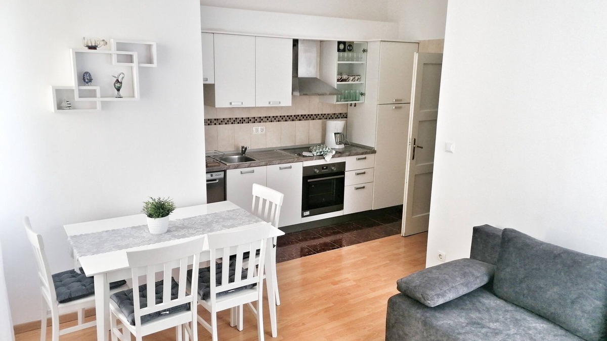 Bacvice Apartment | Top location (150 m- Bacvice, 400 m-Diocletian’s Palace, 5-minute walk to ferry)