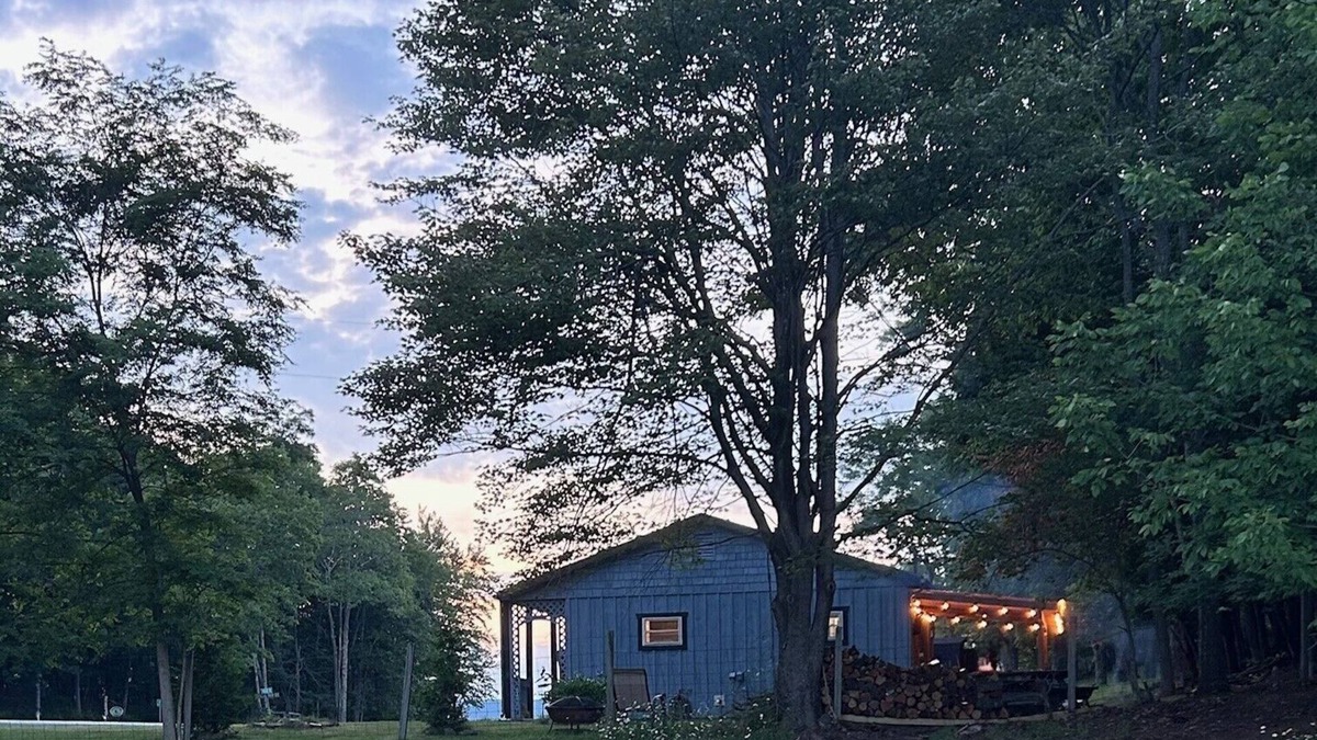 Monterey Cabin | Top of Jack Mountain - 1 BR Cabin with Easy Access and Close to Town - Hot Tub