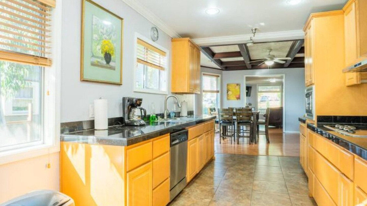 Hilltop Apartment | Top of Tacoma Flat Unit 1