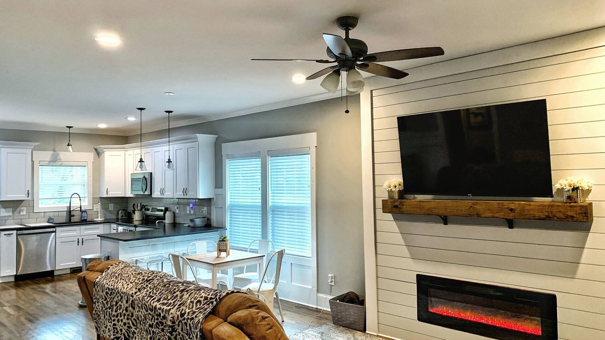 Sans Souci House | *Top Rated Dog Friendly Home in GVL* - Welcome to The Mountain Schnauzer!