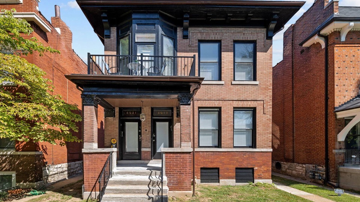 St. Louis Apartment | TOP RATED! FANTASTIC LOCATION! St. Louis near Delmar LOOP, WASHU, Forest Park!