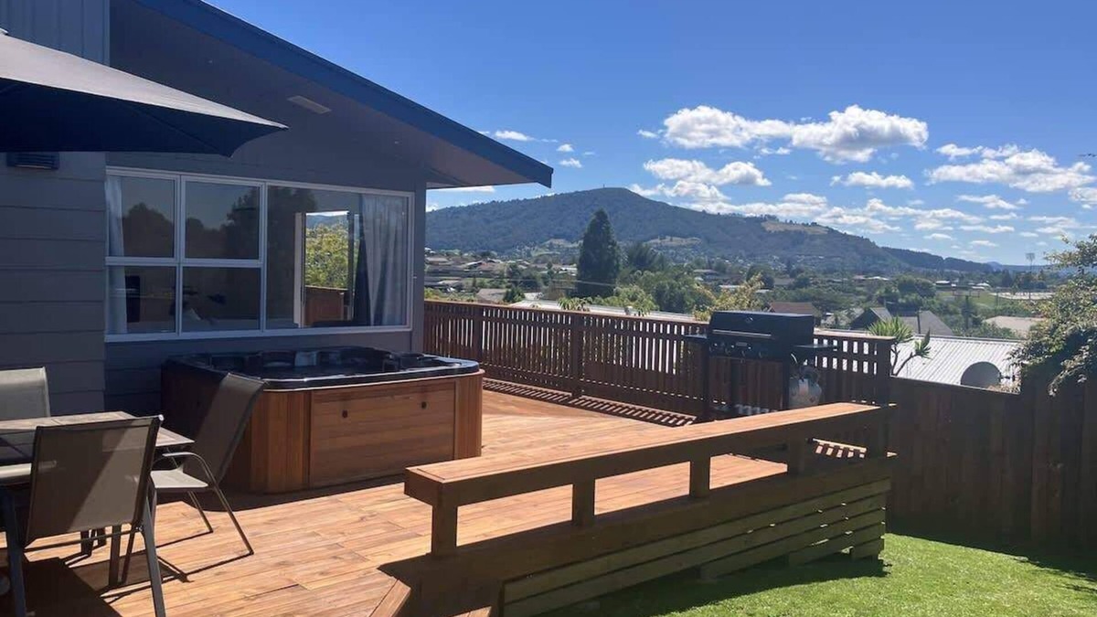 Springfield House | Top Spot Rotorua | Spa Pool & EV Charger
