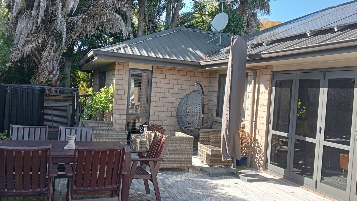 Whakatane House | Top Spot. Very central to town and all amenities. A 10 minute drive to Ohope,