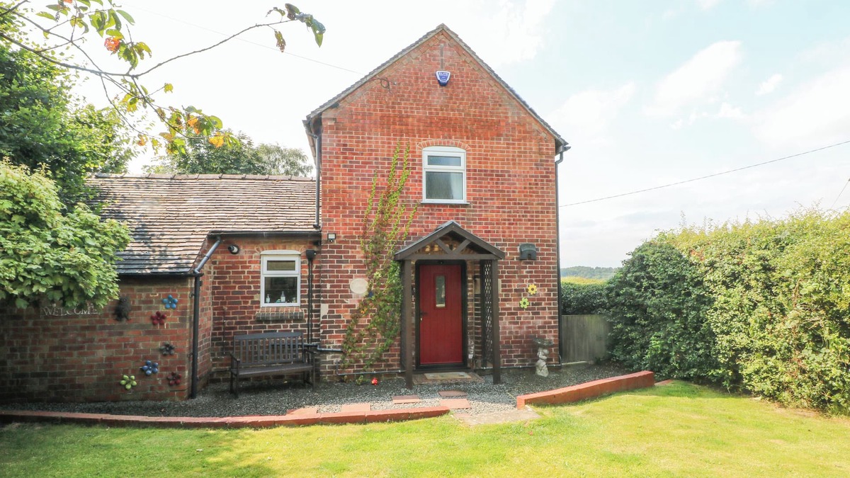 Hulland Ward Cottage | TOP STABLE COTTAGE, pet friendly, with a garden in Turnditch