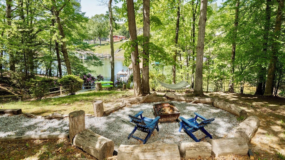 Troutman Cottage | Top Water Perch- Lake Norman,Waterfront,Private Dock,Fire Pit,Kayaks,Sleeps 8