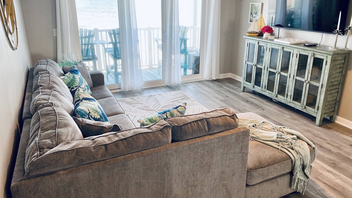 McCutcheon Field Condo | Topsail Paradise-Self Check-in and Steps to Beach!