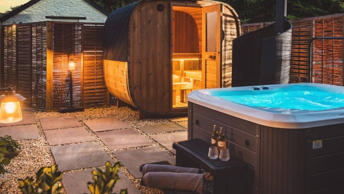 Saint Columb Major Cottage | Topsy Turvy & Hillside Spa at Tregoose Old Mill