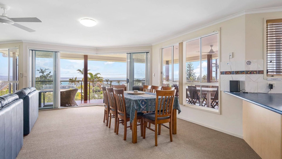 Bonny Hills House | Topviews - 3 bedroom holiday home with sea views