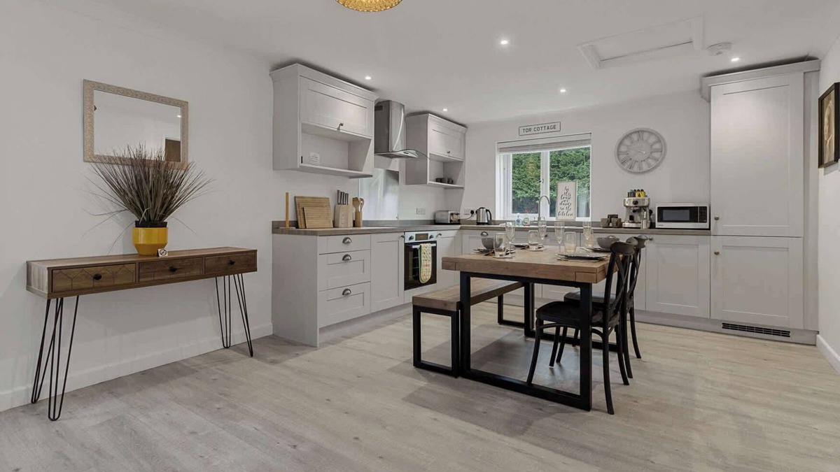 Newton Saint Cyres House | Tor Cottage -Private Hot Tub & Communal Swimming Pool with Fishing nearby