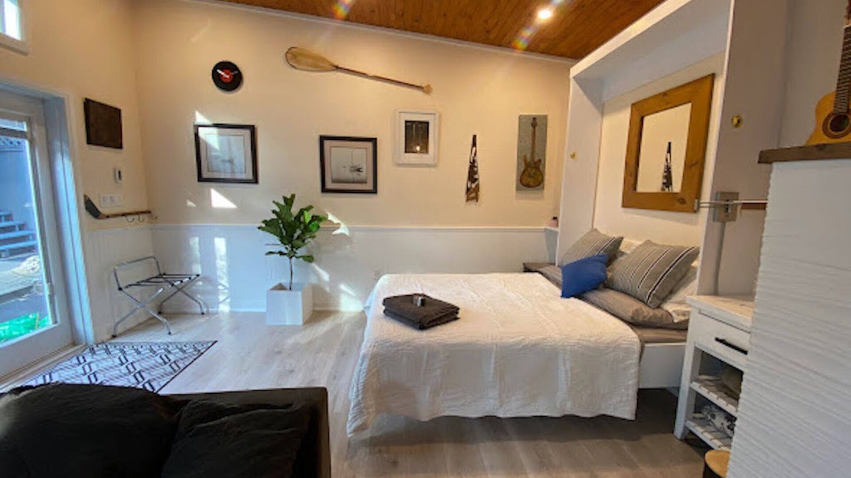 The Beaches Apartment | Toronto Beaches Coachhouse
