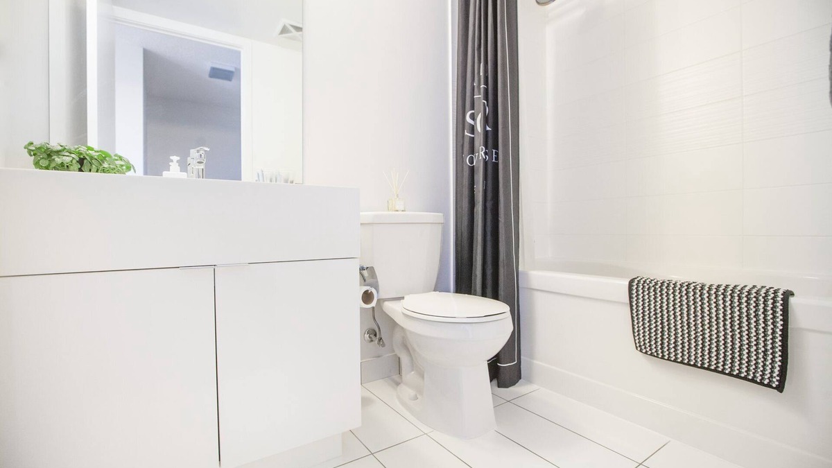 Wellington Place Condo | Toronto CN Tower lakeshore condo 1+1 2BR stunning Lake & City pink Sunset