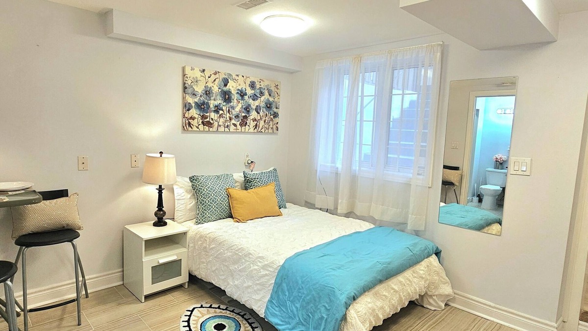 Junction Triangle Apartment | Toronto Downtown Comfy Studio Lansdowne Subway