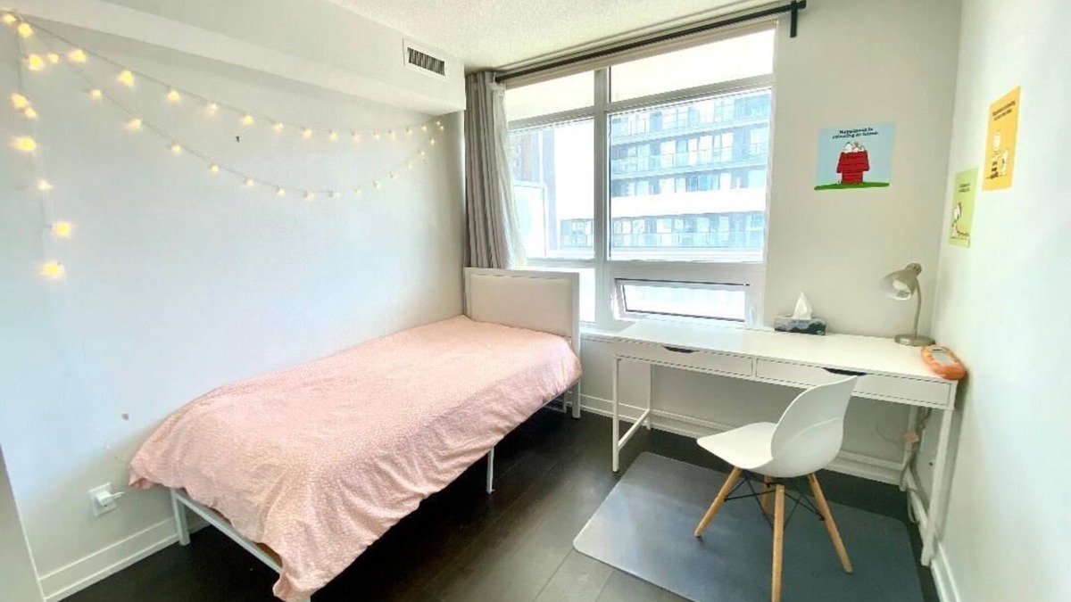 Cabbagetown Apartment | Toronto Downtown One Private Room in a 2B2B Condo Apartment For Female only