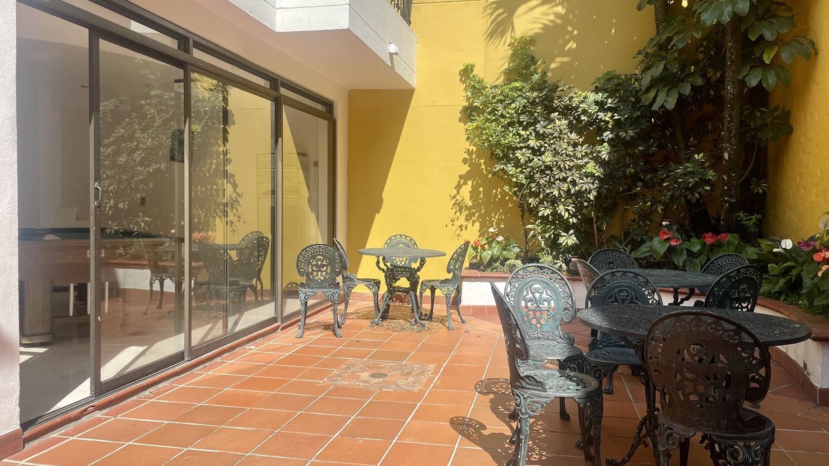 La America House | Toronto house Laureles Estadio Medellín, gran patio, billar pool, bbq, terraza.