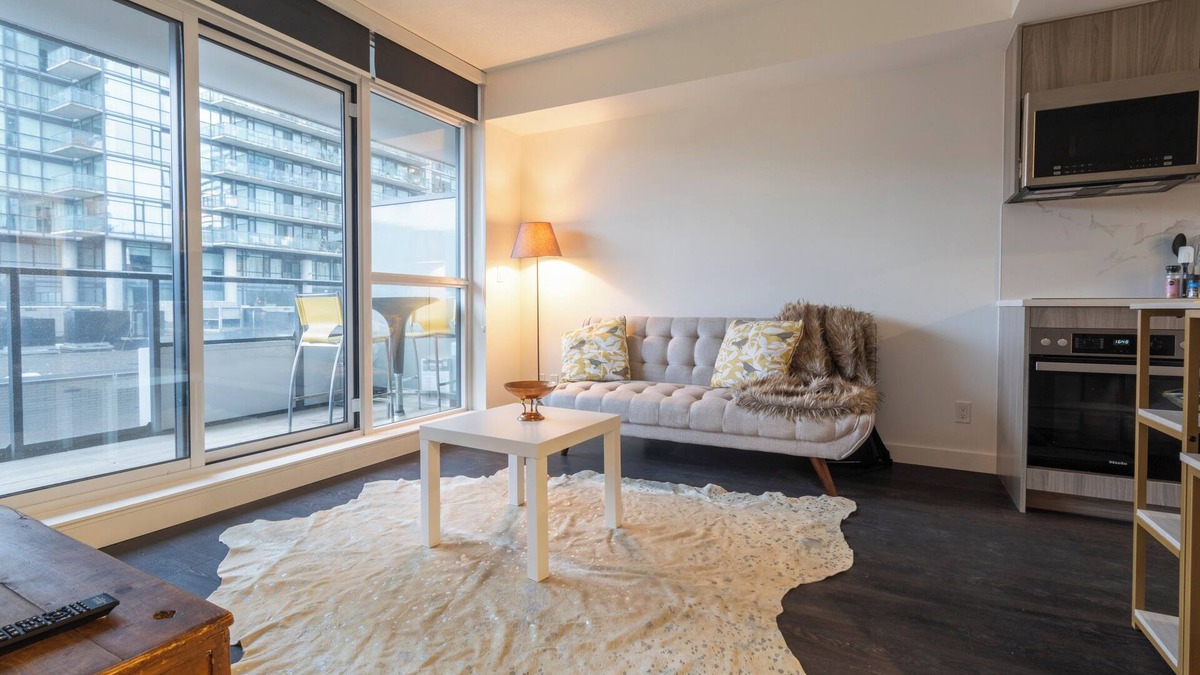Downtown Toronto Condo | Toronto Luxury Condo Rental – Posh Suite with City Views & Great Amenities