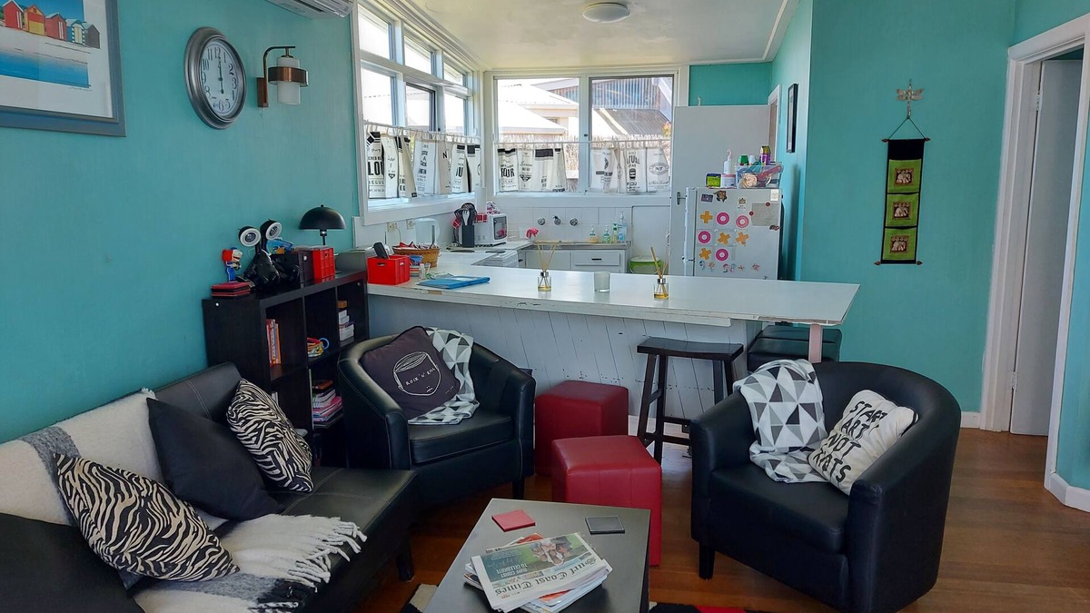 Torquay Cottage | Torquay cute cosy retro 2bRoom holiday unit near beaches, and pets welcome.