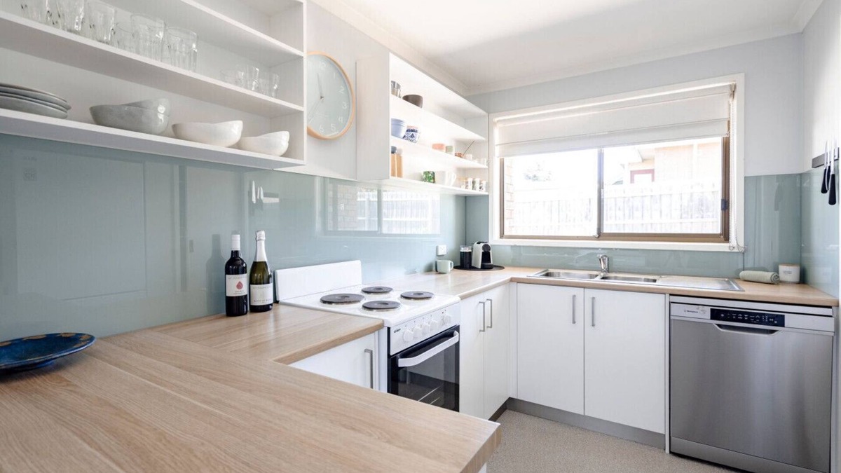 Torquay House | Torquay Treasure, close to the beach and shops