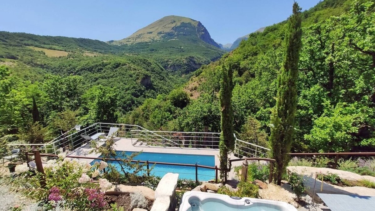 Montefortino Villa | Torre Sibillini - Historic villa tower with pool