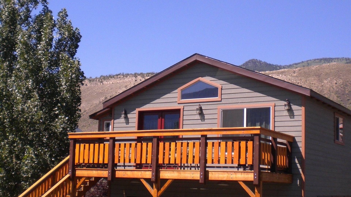 Gardiner Apartment | Tortilla Flats Overlooking the Yellowstone River, in town. nSleeps 4.