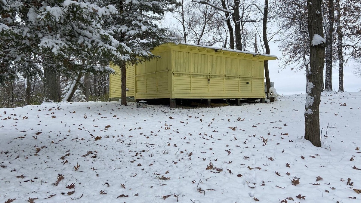 Renault Cabin | TOTAL ECLIPSE APRIL 8, Cabin on 40 Acres, Two RV Power Spots, Lake!