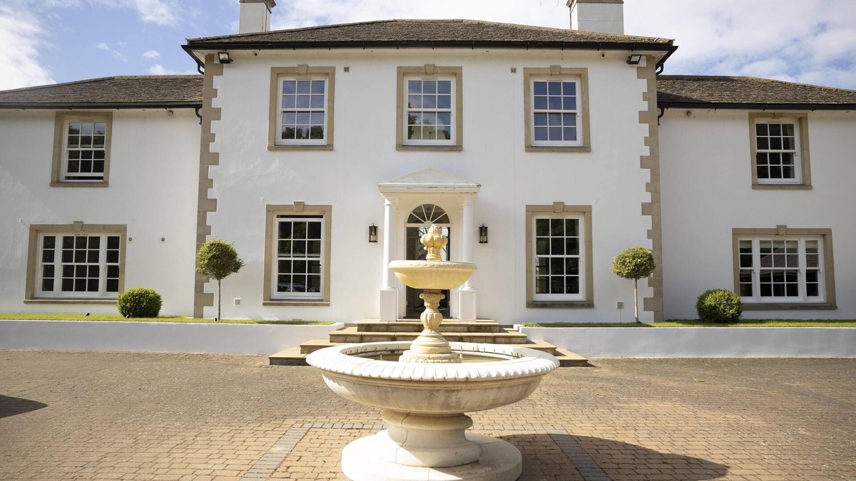 Billingshurst House | Total privacy guaranteed, gated, 50 acres, lake, tennis court, Moto x track.