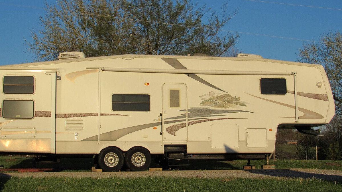 Goreville House | Totality Eclipse Lodging Fifth Wheel Camper