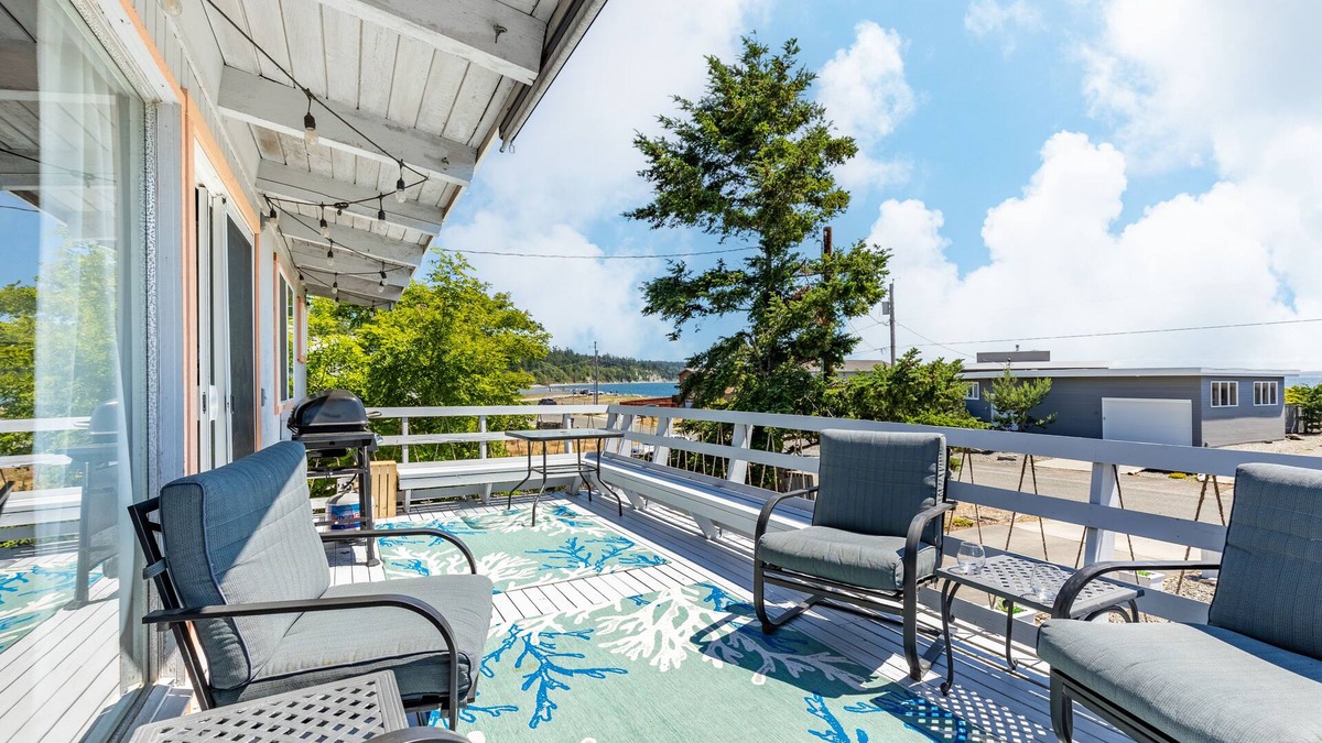 Coupeville House | Totally Beachin' Getaway by AvantStay | Waterfront