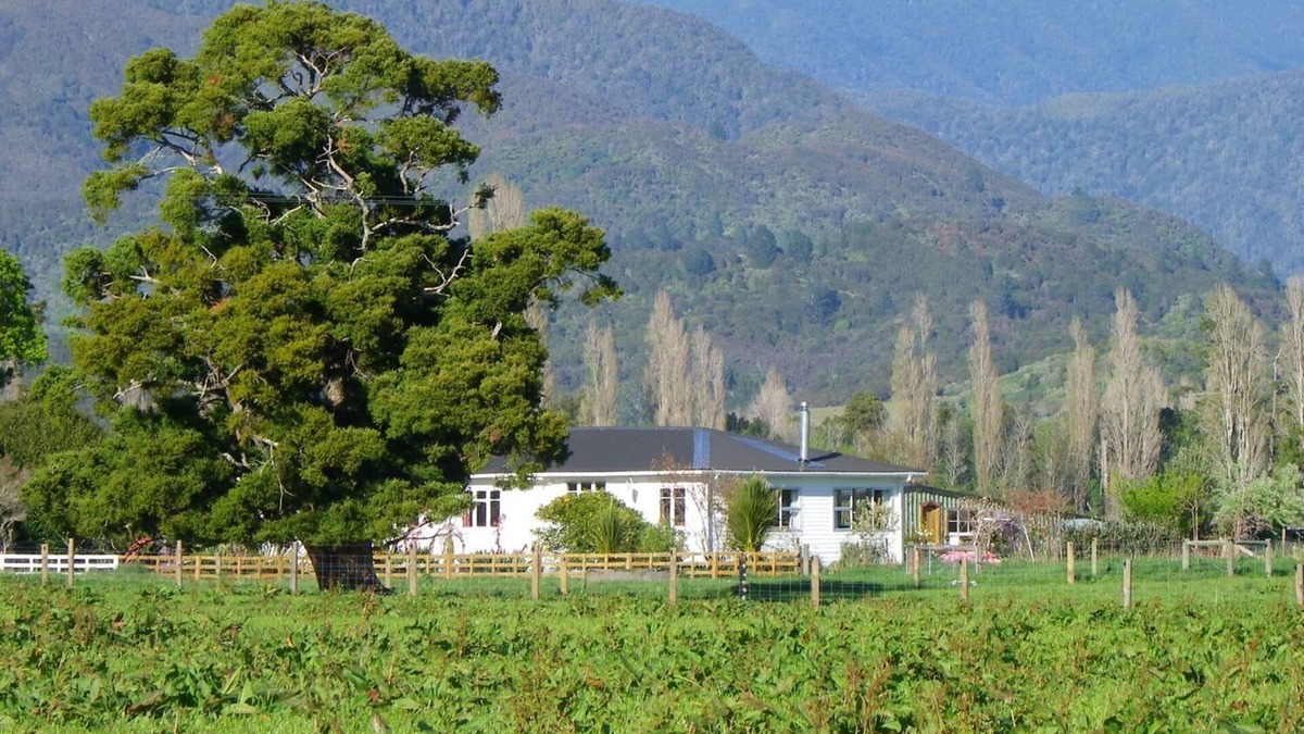 Takaka House | Totara Glen - Bucolic retreat in peaceful countryside
