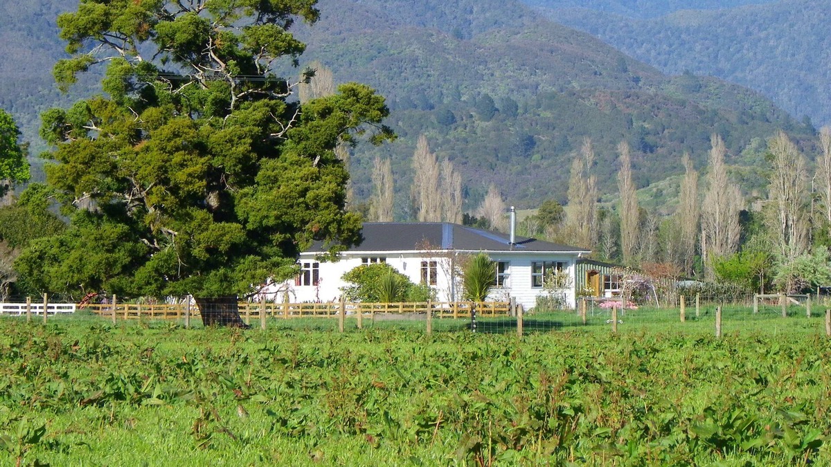 Takaka House | Totara Glen Farmhouse - Takaka Holiday Home