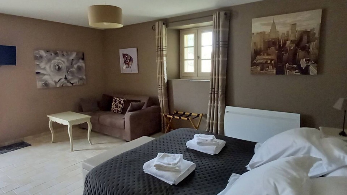 Les Ulmes Bed & Breakfast | Toucan, 25m² air-conditioned room on first floor, separate entrance