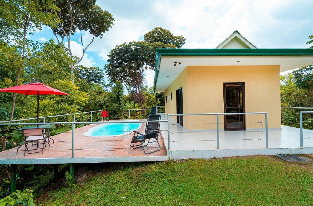 Parrita House | Toucan Villa Newer with WiFi & Pool - Digital Nomad Friendly