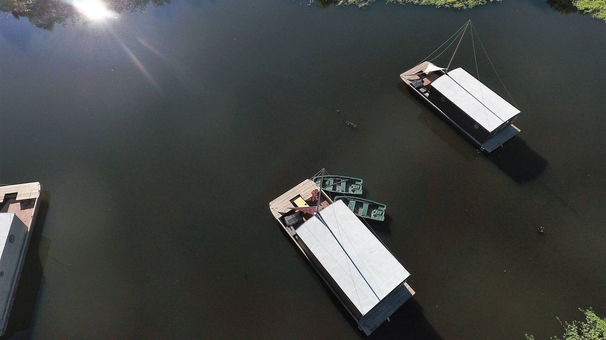Digoin Boat Rental | Toue cabanée spa