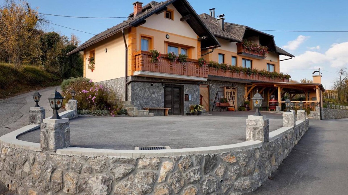 Gorenja Vas pri Smarjeti Apartment | Tourist Farm Škrbina Apartment 1, Šmarješke Toplice, Slovenia