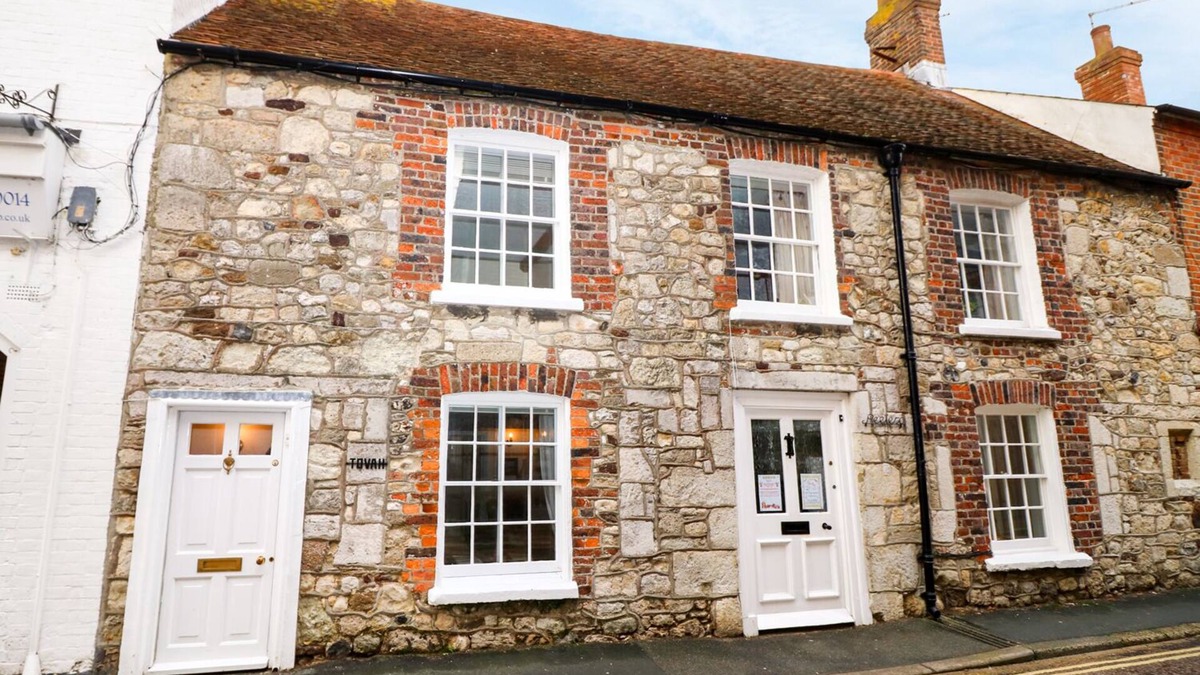 Yarmouth Cottage | TOVAH, character holiday cottage, with open fire in Yarmouth