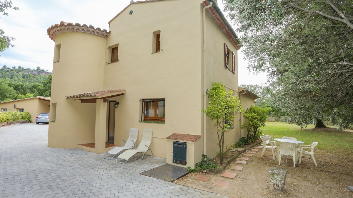 Darnius House | Tower House (2 Bedroom, 1.5 bathroom, Sleeps 6)