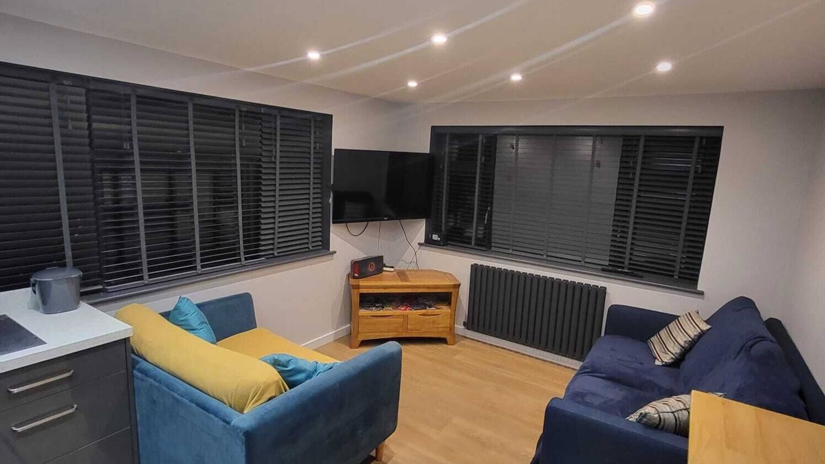 Newbury Apartment | Town Centre Modern 1 Bed Self-contained Apartment