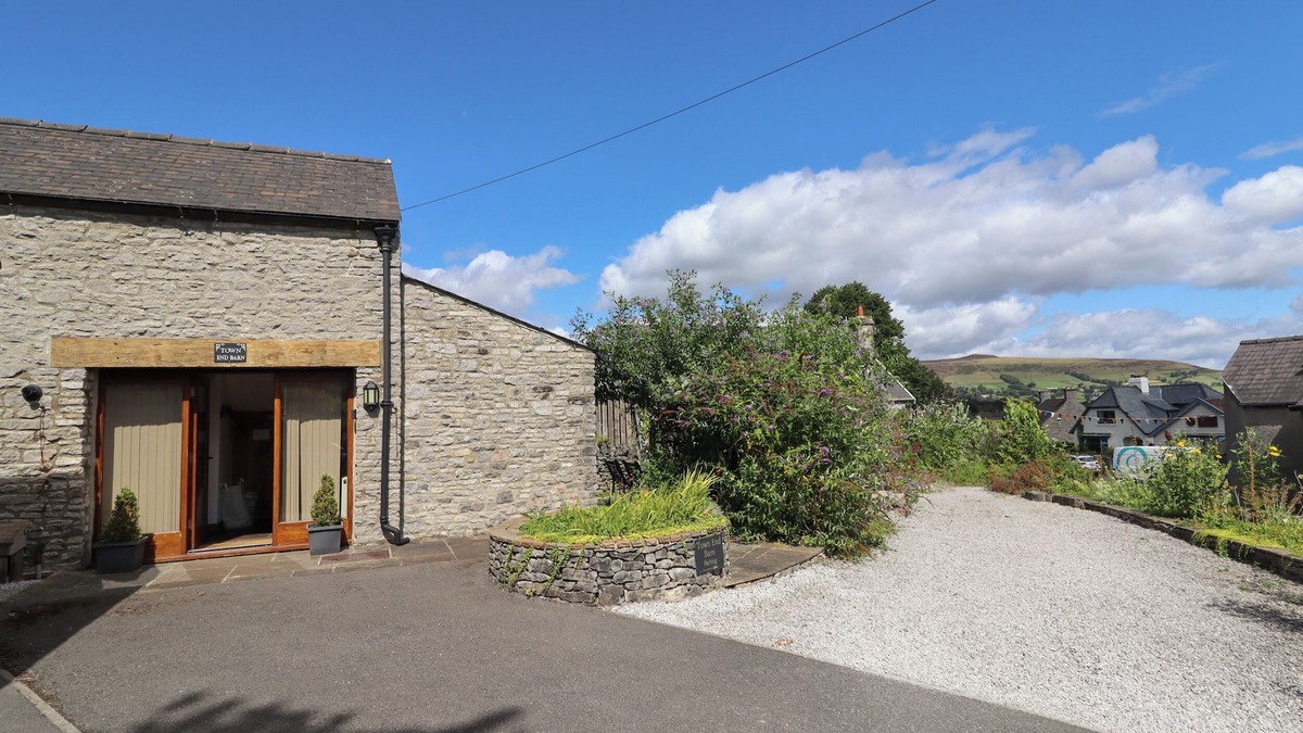 Hope Valley Cottage | TOWN END BARN, pet friendly, character holiday cottage in Bradwell
