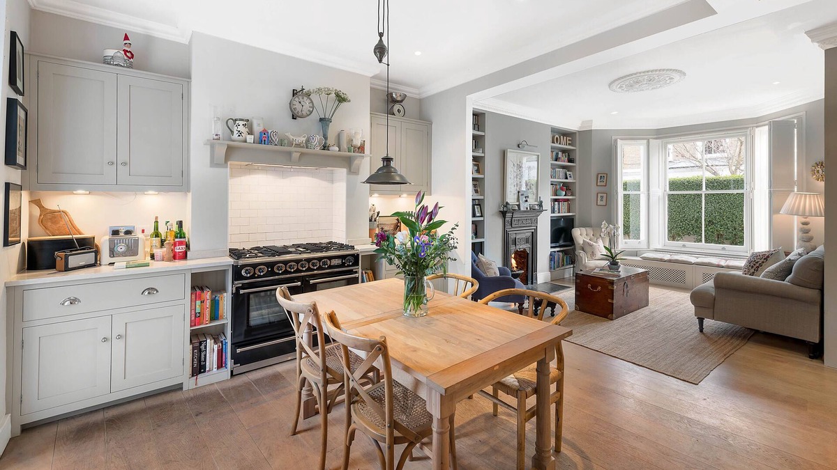 Hammersmith Broadway House | Town House in Brackenbury Village, 10 minutes drive from Notting Hill Gate