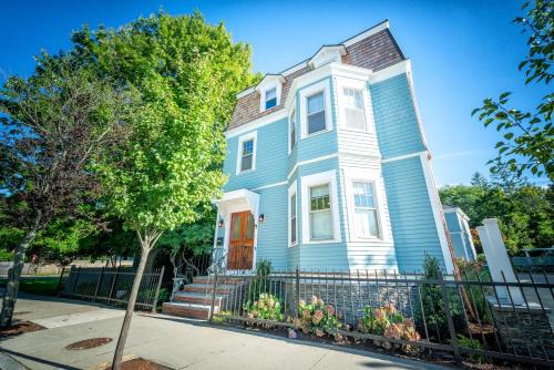 Cliff Walk Bed & Breakfast | Town & Tide Inn