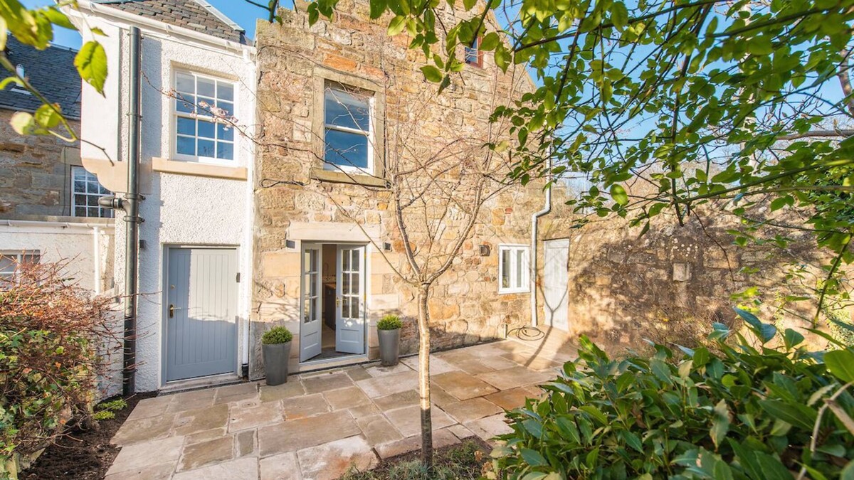 St. Andrews House | Towncentre house and parking.Sleeps 8 in 4 bedrooms and 3 b/rooms.Walk to beach