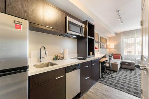 Greensboro Hotel | TownePlace Suites by Marriott Greensboro Coliseum Area