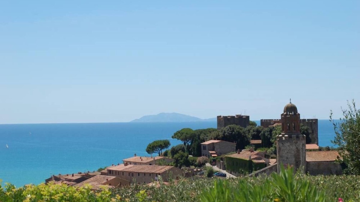 Castiglione della Pescaia House | townhouse with wonderful views and private garden