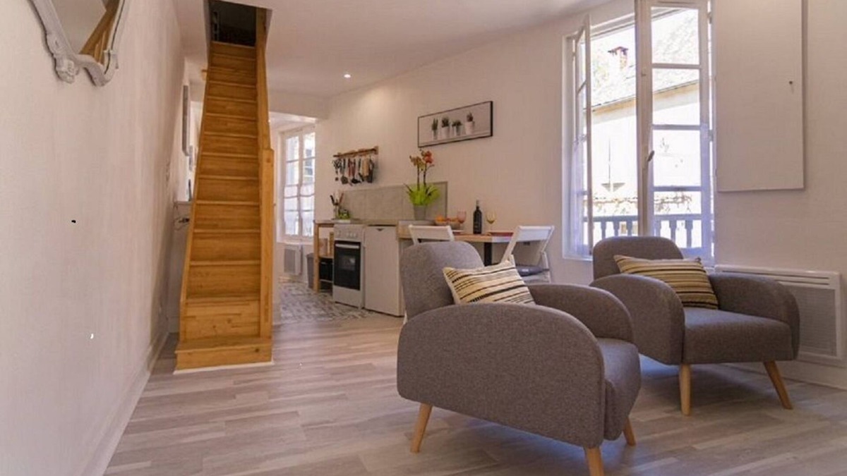 Segur-le-Chateau House | Townhome