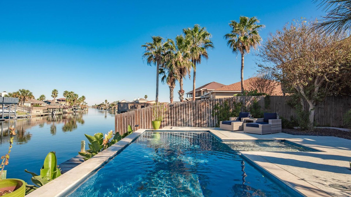 Corpus Christi House | Townhome on the water, green light fishing, pool, arcade machines