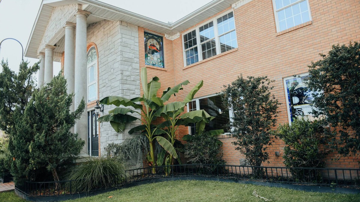 Joplin House | Townhome with Botanical Garden, Pond, Pool Access, Arcade, and Theater
