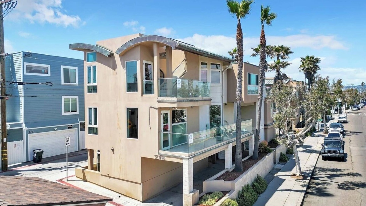 Central Mission Beach House | Townhome with ocean views 1 block from Mission Beach