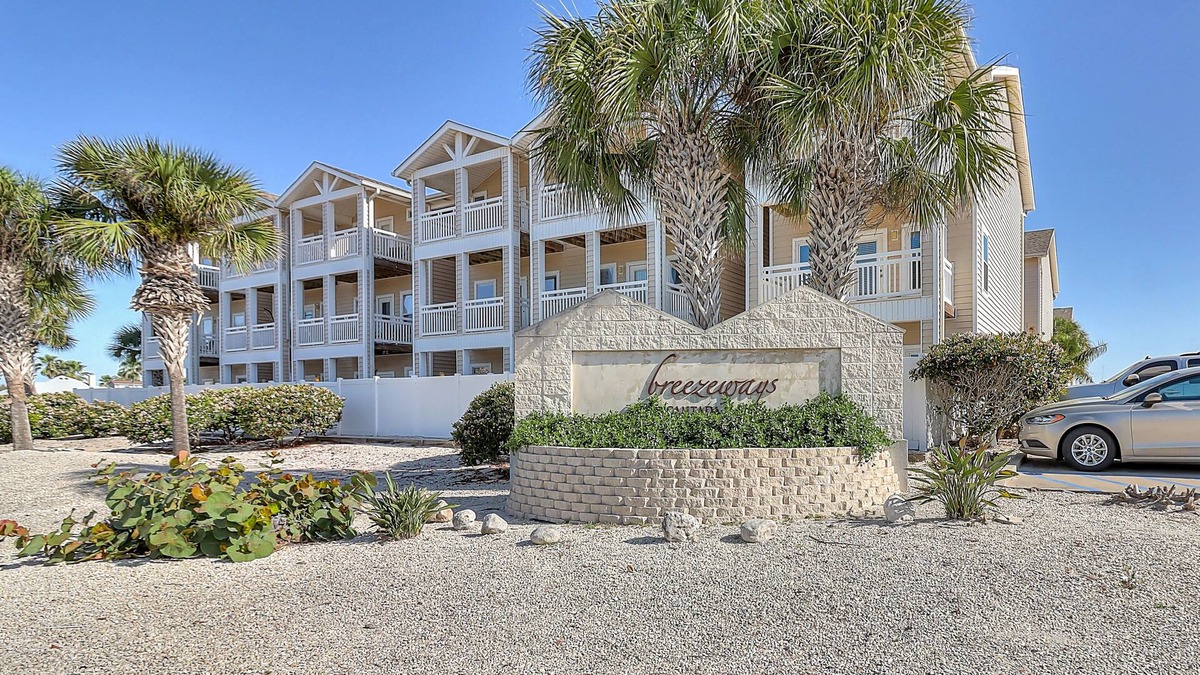 Corpus Christi House | Townhome with two balconies, central AC & on-site pool - walk to Gulf shoreline
