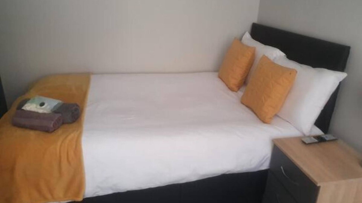 Stoke-on-Trent House | Townhouse @ 11 Nicholls Street Stoke - Superior Double with TV