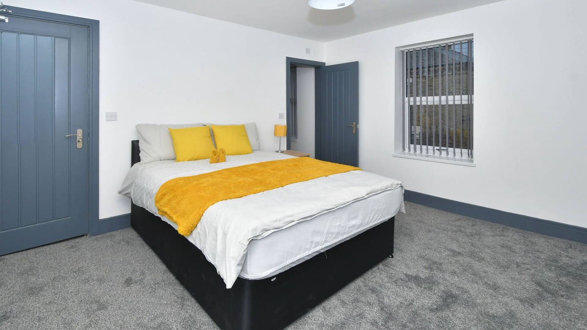Hanley House | Townhouse @ 24 Brunswick Place - 6 Bedroom House