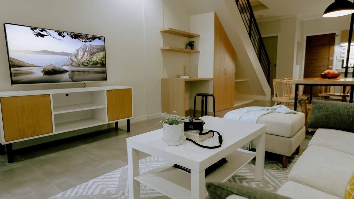 Balibago House | Townhouse/Apartment in Angeles city near Clark with AC, Wifi, and Netflix.